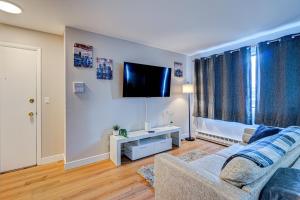 Μια τηλεόραση ή/και κέντρο ψυχαγωγίας στο Luxury King Bed in Family Friendly Location