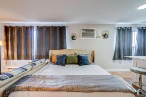 Ένα ή περισσότερα κρεβάτια σε δωμάτιο στο Luxury King Bed in Family Friendly Location