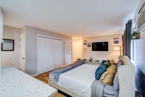 Ένα ή περισσότερα κρεβάτια σε δωμάτιο στο Luxury King Bed in Family Friendly Location +6 φωτογραφίες