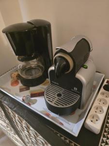 Utensilios para hacer té y café en Cosy Studio Close Eiffel Tower