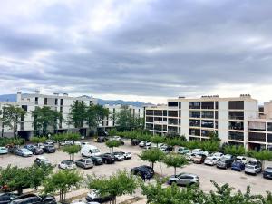 サン・シプリアン・プラージュにあるLe perroquetの建物の前に車を駐車した駐車場 +11枚の写真