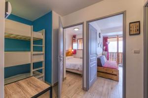 - une chambre avec 2 lits superposés dans l'établissement Au bon endroit N3 - Appartement 2 pièces 5/7 personnes - proche pistes - Belle vue montagne, à Orcières