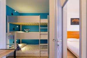 une chambre avec des murs bleus et des lits superposés dans l'établissement Au bon endroit N3 - Appartement 2 pièces 5/7 personnes - proche pistes - Belle vue montagne, à Orcières 8 autres photos