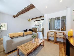 una sala de estar con un sofá y una mesa en La Rose du Roc - Maison 4 niveaux, terrasse vue mer, en Granville 15 fotos más