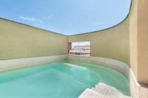 ein Whirlpool in der Ecke eines Raumes mit in der Unterkunft Palacete do Guadiana by MY CHOICE in Vila Real de Santo António