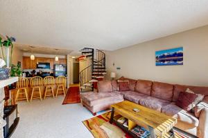Posezení v ubytování Brighton Condo #209