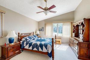 Postel nebo postele na pokoji v ubytování Brighton Condo #209