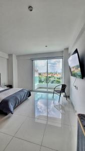 ein Schlafzimmer mit einem Glasraum mit einem Bett und einem Fenster in der Unterkunft Puebla Vista Malinche in Lomas de Angelopolis