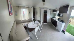 a small room with a table and a kitchen at Casa Cany in Barreiros