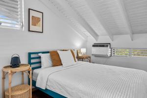 Giường trong phòng chung tại Casa Brisa by Otium