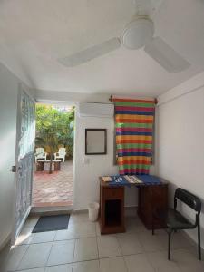 Camera con scrivania, sedia e finestra. di Casa Icaco a Puerto Escondido