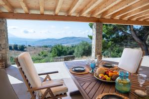 CollesanoにあるVilla La Zazzamita - Piscina privata e vista panoramica sulle Madonieの木製テーブル(果物入り)