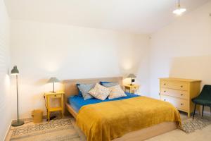 CollesanoにあるVilla La Zazzamita - Piscina privata e vista panoramica sulle Madonieの黄色い毛布が掛けられたベッドのある寝室 +35枚の写真