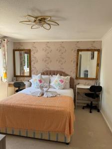 a bedroom with a bed and a ceiling fan at Enjoy your stay at Chorley Road in Droitwich