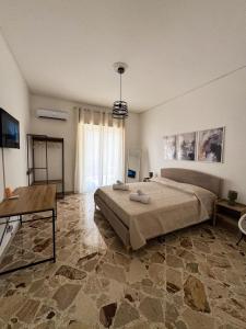 パレルモにあるCasa Nonna Pinaの大きなベッドとテーブルのある寝室 +34枚の写真