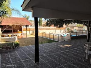 einen Pavillon mit einem Tisch und Stühlen auf einer Terrasse in der Unterkunft Departamento en la Villa in Villa Carlos Paz + 14 Fotos