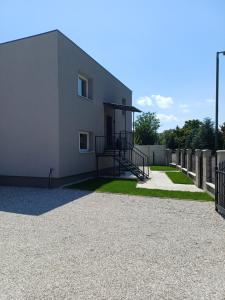 沙莫林House Rafo的一座白色的建筑,前面有楼梯