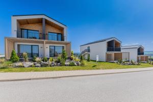 Royal Village - Royal Views apartments في Malý Slavkov: منزل على جانب الطريق