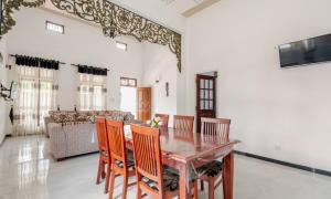 Μια τηλεόραση ή/και κέντρο ψυχαγωγίας στο Palmwood Retreat - Entire 3 Bed room House with AC and Parking