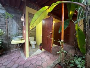 un bagno con un water e un lavandino di Casa Icaco a Puerto Escondido Altre 67 foto