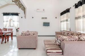 Μια τηλεόραση ή/και κέντρο ψυχαγωγίας στο Palmwood Retreat - Entire 3 Bed room House with AC and Parking