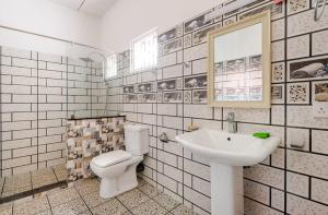 Ένα μπάνιο στο Palmwood Retreat - Entire 3 Bed room House with AC and Parking +17 φωτογραφίες