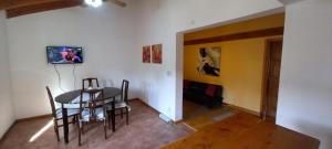 TV a/nebo společenská místnost v ubytování Complejo DEPARTAMENTOS ANDINOS