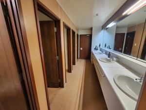 a bathroom with two sinks and a large mirror at Pinewood Lodge in Queenstown +81 photos