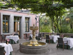 Reštaurácia alebo iné gastronomické zariadenie v ubytovaní Anantara Villa Padierna Palace Benahavís Marbella Resort - A Leading Hotel of the World