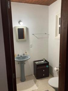 un baño con lavabo e inodoro en Casa Planalto Gramado, en Gramado