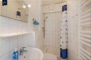 a bathroom with a sink and a toilet and a shower at Nur 100m zum Strand FeWo Ostseeflair by Pro Home Appartements in Zempin