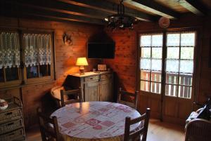 a dining room with a table in a cabin at Chalet individuel tout équipé 2 Etoiles, 6 couchages in Le Grand-Bornand
