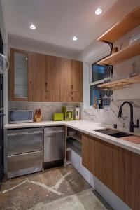 Η κουζίνα ή μικρή κουζίνα στο Open-Plan Gold Rush Suite In Central SF - Location and Luxury