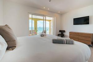 Ένα ή περισσότερα κρεβάτια σε δωμάτιο στο Suite 5 Mogador Residence, 2BR, brand-new, rare & luxury, beachfront
