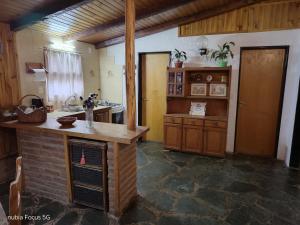 una cocina con una isla en medio de una habitación en La cabaña de Moni, en Dina Huapi