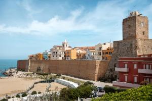 una ciudad con una torre de reloj y una playa en Riflessi - Di fronte il Castello Svevo, en Termoli