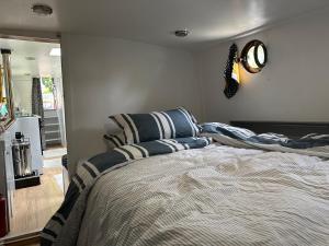 Ένα ή περισσότερα κρεβάτια σε δωμάτιο στο London Dutch Barge - Sleeps 3 & Cosy Fireplace