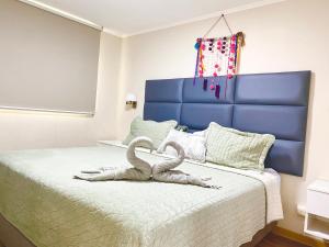 Un pat sau paturi într-o cameră la Nuevo Apartamento exclusivo a un paso de San Isidro +34 fotografii