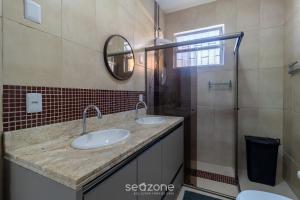 a bathroom with two sinks and a shower at Estúdio Modernos em Condomínio com Piscina em Floripa - ASK in Florianópolis +29 photos