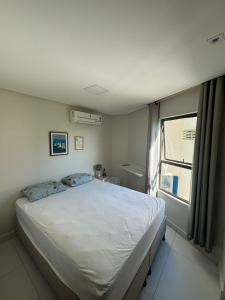 una camera da letto con un letto grande e una finestra di Prive Beira Mar Tamandare a Tamandaré Altre 50 foto