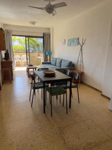 ein Wohnzimmer mit Tisch und Stühlen und einer Couch in der Unterkunft Agaete parque Playa del Inglés in Playa del Ingles