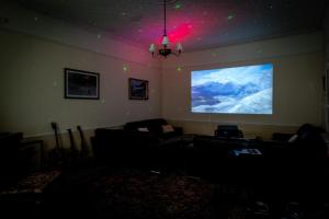 TV a/nebo společenská místnost v ubytování Dunfallandy House Hotel