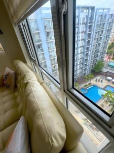 Ruang duduk di Elegant Unit with Balcony and Pool View l Free wifi and netflix I Across NAIA T3