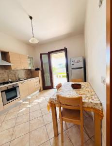 ガラティーナにあるCasa Vacanze Dimora Paradisoのキッチン(テーブル、椅子、テーブル付) +8枚の写真