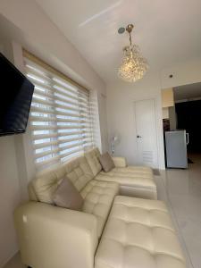 Televisyen dan/atau pusat hiburan di Elegant Unit with Balcony and Pool View l Free wifi and netflix I Across NAIA T3