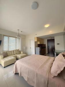 Katil atau katil-katil dalam bilik di Elegant Unit with Balcony and Pool View l Free wifi and netflix I Across NAIA T3