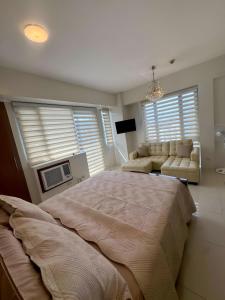 Katil atau katil-katil dalam bilik di Elegant Unit with Balcony and Pool View l Free wifi and netflix I Across NAIA T3