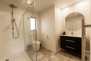 Ένα μπάνιο στο Modern Warm Table Tennis +5 φωτογραφίες