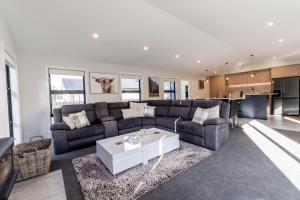 Χώρος καθιστικού στο Modern Warm Table Tennis