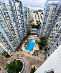 Kolam renang di atau dekat dengan Elegant Unit with Balcony and Pool View l Free wifi and netflix I Across NAIA T3